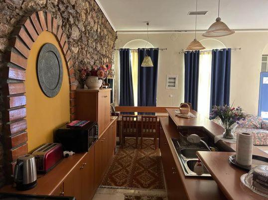 The -300 -A Centrally Located Heritage Home スパルティ エクステリア 写真